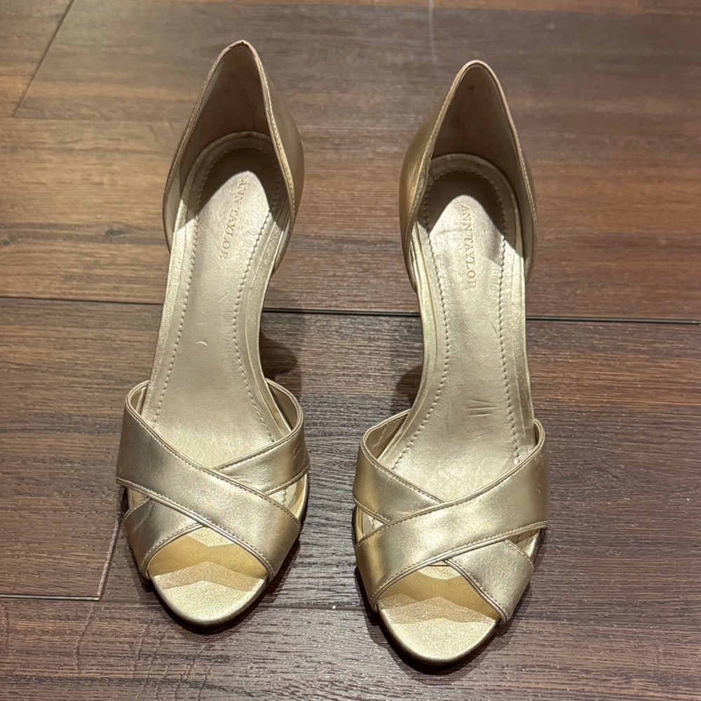 Ann Taylor Pre Owned Leather Gold Open Toe Heels